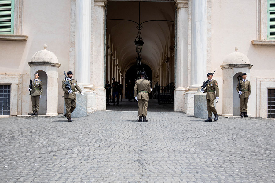 La Bandiera di Guerra del 151° Reggimento “Sassari” fa il suo storico debutto al Quirinale