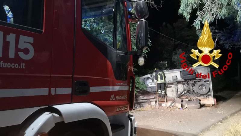 Furgone finisce fuori strada e si schianta contro la recinzione: muore un 26enne