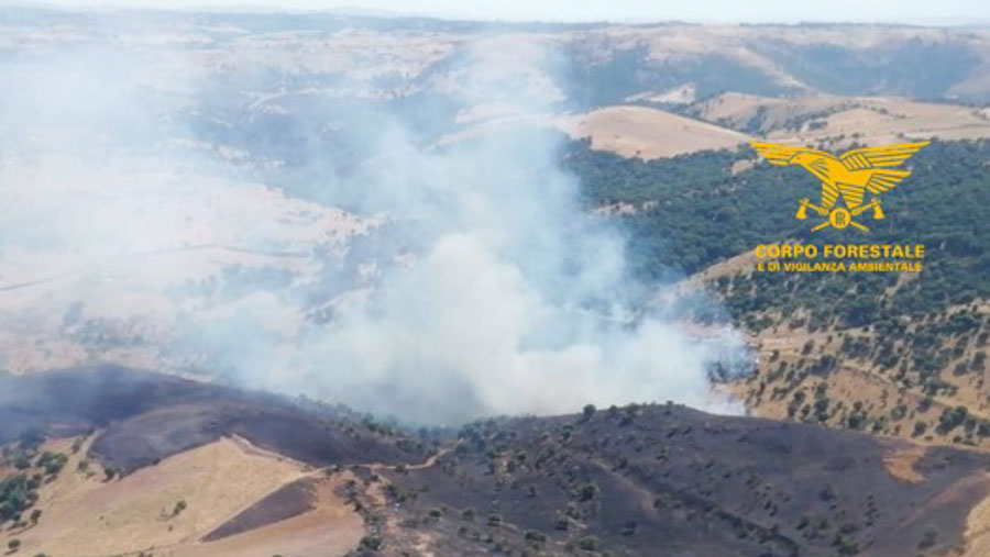 Incendi in Sardegna: temporali a Nurri bloccano gli elicotteri, fiamme a Bolotana