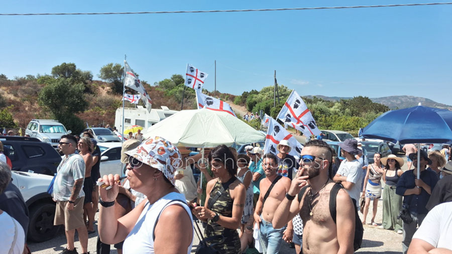 Sit-in di protesta a Cala Finanza: «In gioco c’è la tutela del paesaggio della Sardegna»