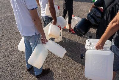 In fila per l'approvvigionamento idrico (foto S.Novellu)