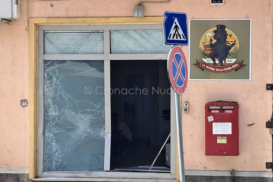 Mamoiada. Colpo notturno alle Poste: camion usato come ariete e cassaforte sventrata