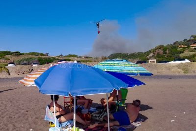 L'elicottero dell'antincendio a Turas
