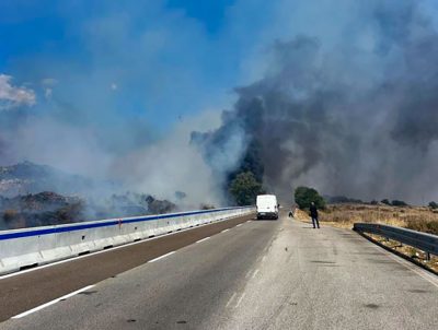 Macomer. SS 131 chiusa per incendio a Santa Barbara
