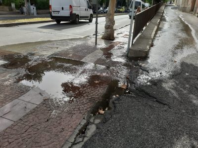 Perdita d'acqua in via Manzoni