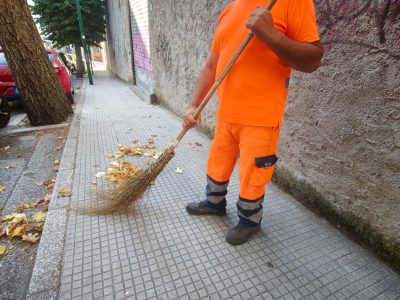 Operatore ecologico al lavoro (foto S.Meloni)