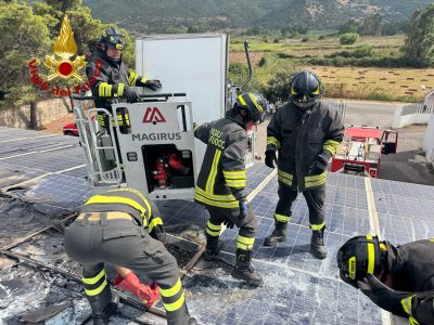 Tetto fotovoltaico a fuoco a Onifai