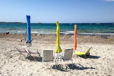 Ombrelloni e sdraie in spiaggia (foto S.Novellu)