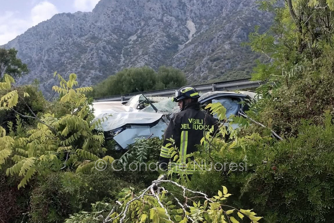 Sfonda il guard rail della 131 e finisce nella strada sottostante