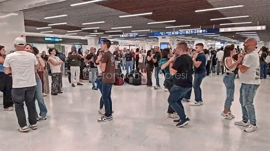 Lo spettacolo del ballo sardo entusiasma i viaggiatori nei gate di Milano Linate – VIDEO