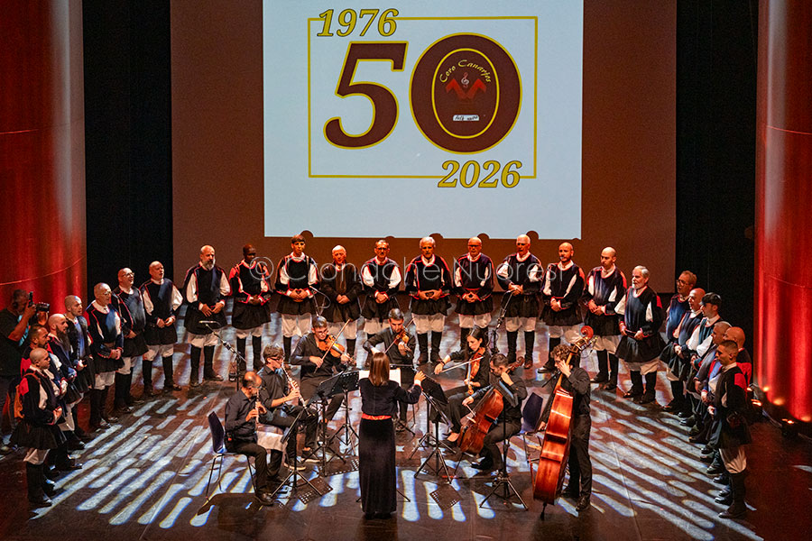 Nuoro. Grande festa in musica al TEN per il mezzo secolo del Coro Sos Canarjos – VIDEO