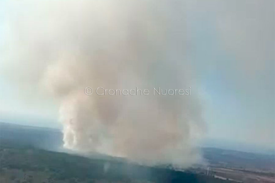 L’Incendio divampa a Scano Montiferro: elicotteri e canadair in azione – VIDEO