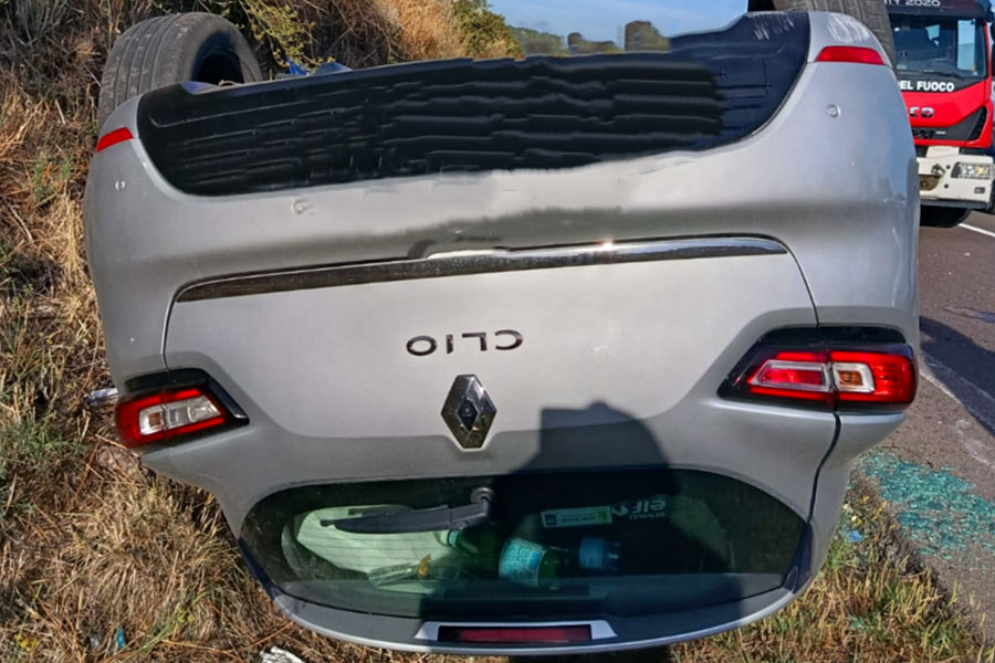 Auto si ribalta e finisce fuori strada: ferita la conducente
