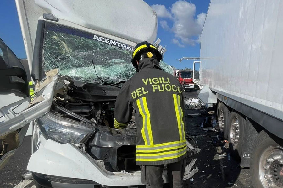 Ancora una croce sulle strade sarde. Furgone si schianta contro un tir: morto il conducente