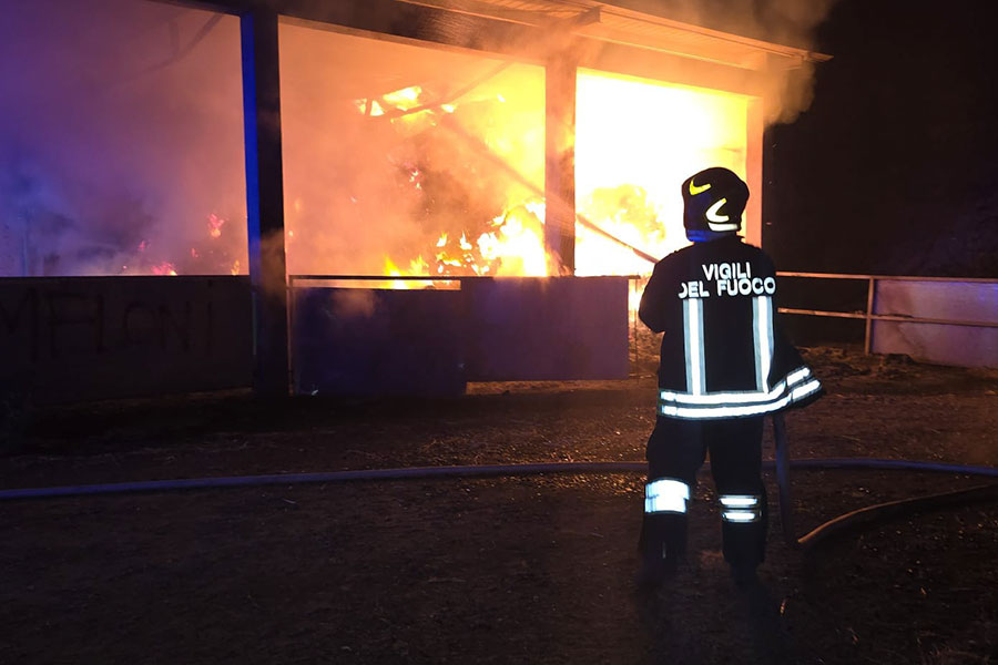 Notte di fuoco e roghi nei campi tra Macomer, Birori e Sindia: capannoni in fiamme