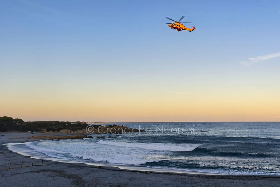Due 80enni trascinate a largo dalla corrente a Cala Liberotto: interviene l’elisoccorso – VIDEO