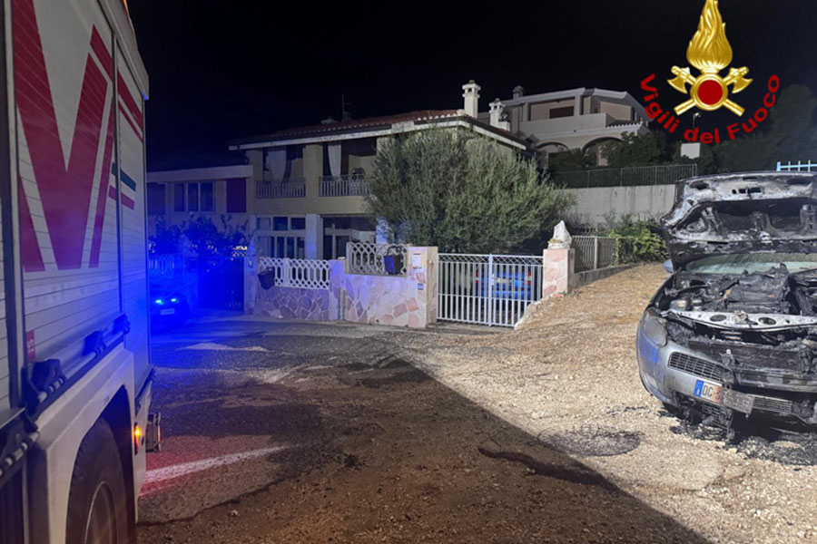 Attentato incendiario a Cala Gonone: distrutta un’auto nella notte, indagini in corso