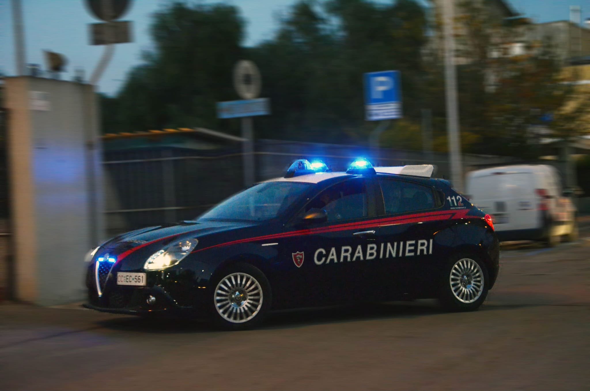 Sfondano la saracinesca dell’armeria e rubano fucili e pistole: il conflitto a fuoco e la fuga