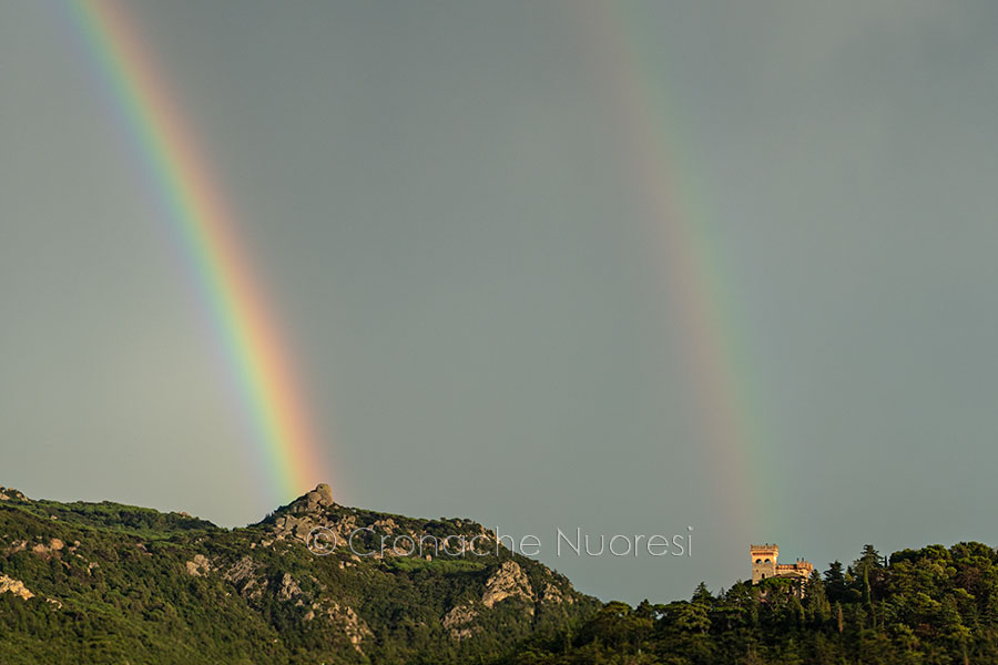 Spettacolo sui cieli di Nuoro: un doppio arcobaleno incornicia il Monte Ortobene e il castello