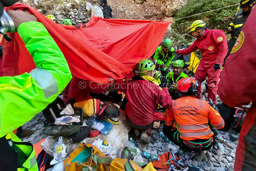 Gli uomini del soccorso Alpino in attesa dell'elisoccorso