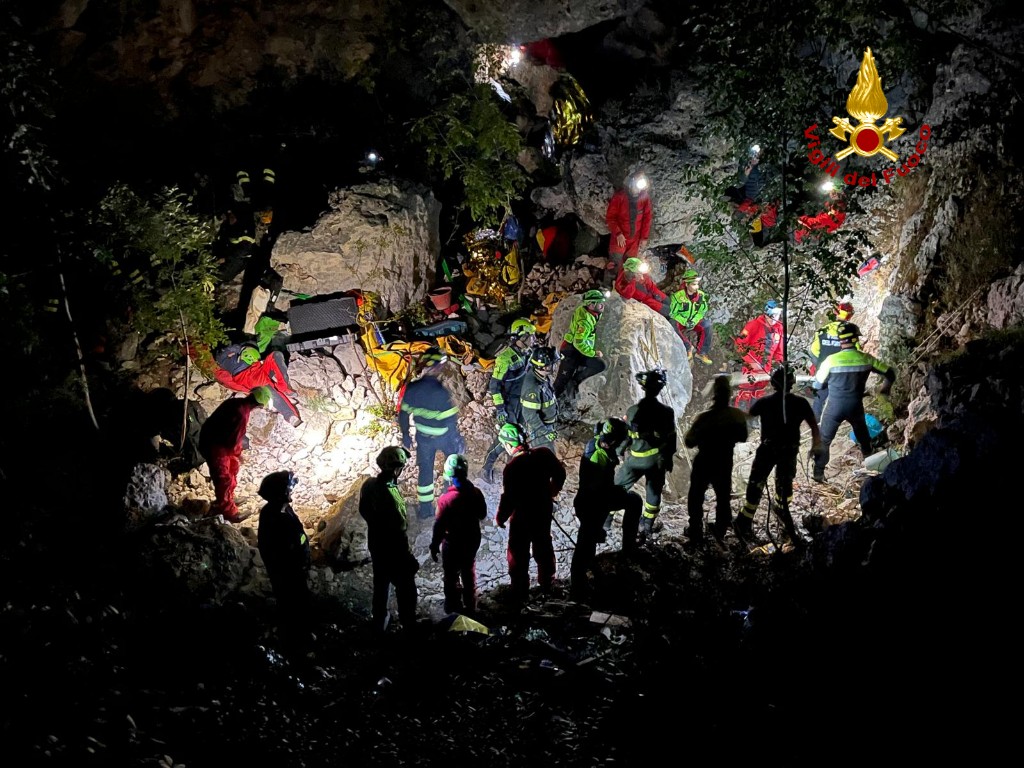VVF e Soccorso Alpino al lavoro per liberare lo speleologo intrappolato
