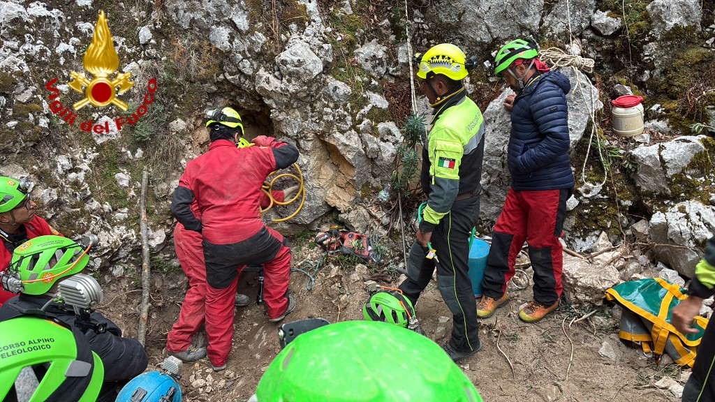 I VVF e Soccorso Alpino al lavoro per liberare lo speleologo intrappolato