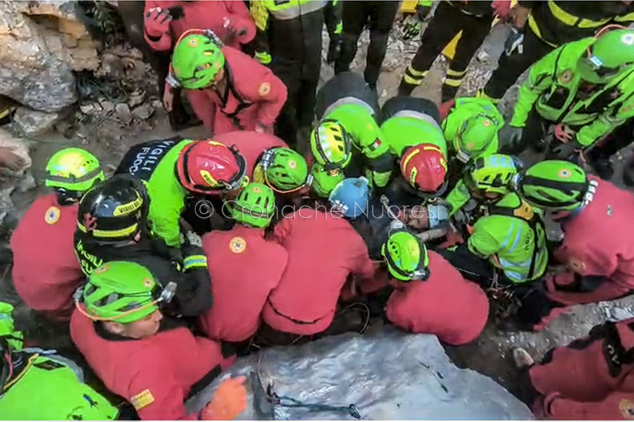 Lieto fine a Urzulei; lo speleologo Luca Olmetto estratto vivo dalla grotta dopo 26ore – VIDEO