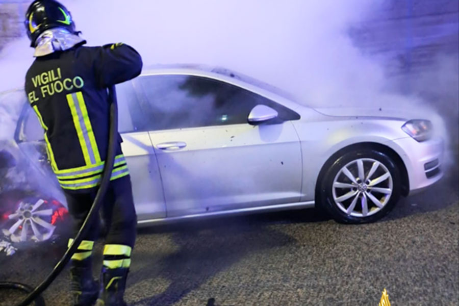 Auto distrutta dalle fiamme in piena notte a Nuoro: ipotesi dolosa
