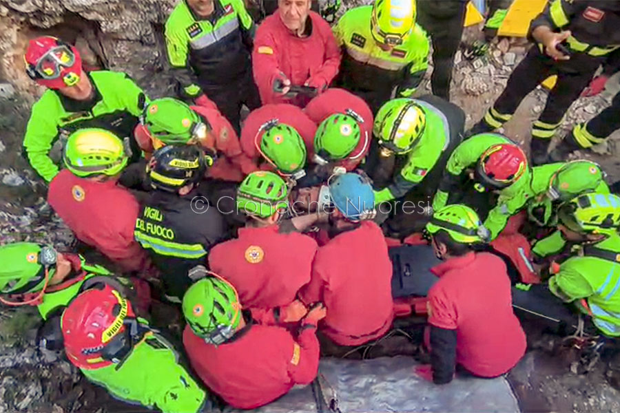 Miracolo a Urzulei: salvataggio eccezionale dopo 26 ore in grotta, Olmetto ora è ricoverato a Nuoro – VIDEO