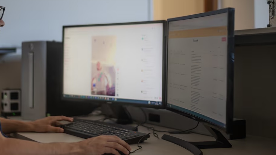 Pedopornografia. Foto sottratte a scuola e sui social: l’IA le trasforma in deepnude