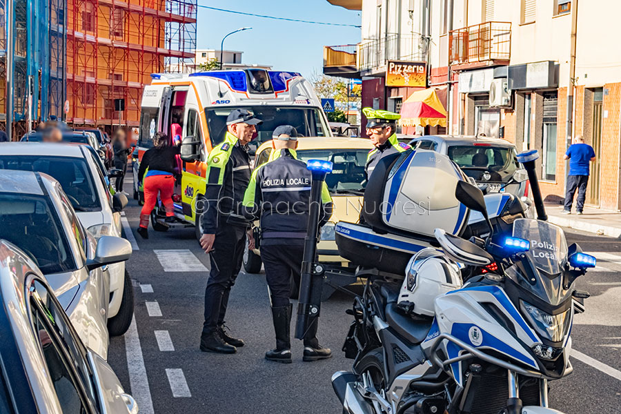 Nuoro. 78enne travolto da una Panda mentre attraversa la strada finisce in ospedale – VIDEO