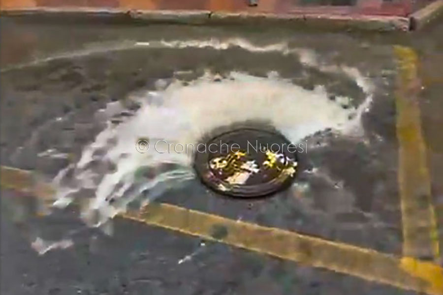 Bomba d’acqua a Orosei e Siniscola: strade e case allagate – VIDEO
