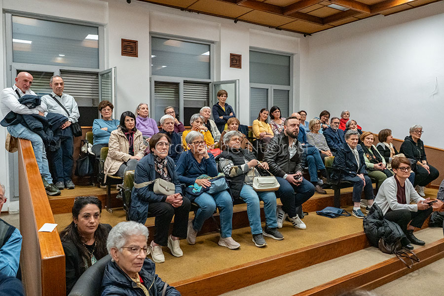 Pubblico alla vertenza Poste Italiane in Comune (foto S.Novellu)