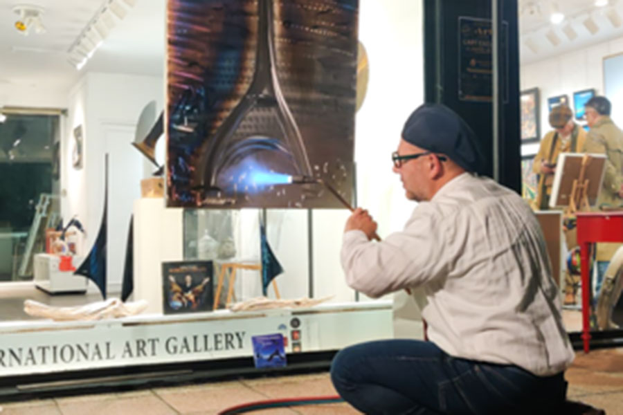 La Tour Eiffel di ferro e fuoco: successo a Parigi per l’artista di Orani Roberto Ziranu