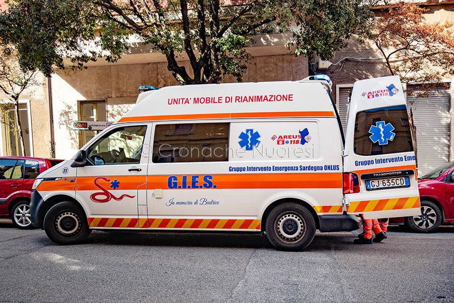 I soccorsi alla donna investita in via Deffenu
