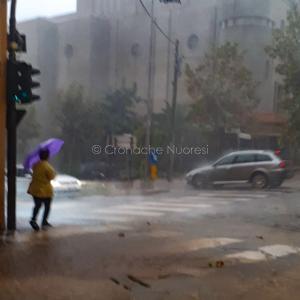 Bomba d'acqua su Nuoro (© Cronache Nuoresi)