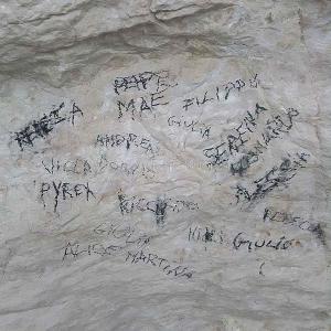 Scritte sulle pareti della grotta di Cala Luna © Cronache Nuoresi