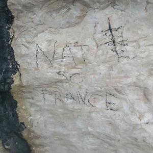 Scritte sulle pareti della grotta di Cala Luna © Cronache Nuoresi