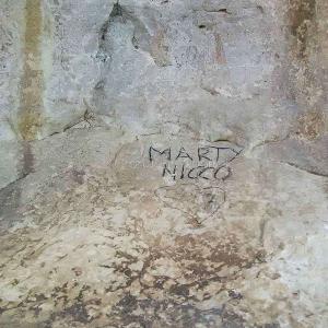 Scritte sulle pareti della grotta di Cala Luna © Cronache Nuoresi
