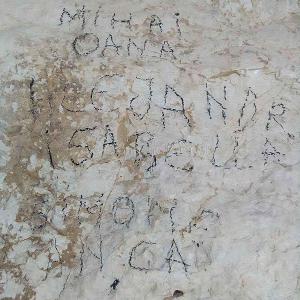 Scritte sulle pareti della grotta di Cala Luna © Cronache Nuoresi