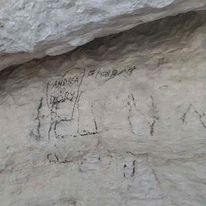 Scritte sulle pareti della grotta di Cala Luna © Cronache Nuoresi