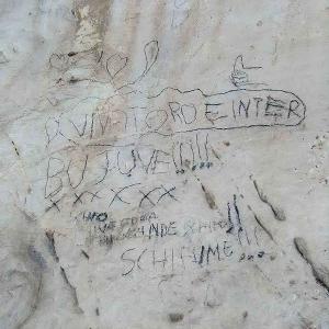 Scritte sulle pareti della grotta di Cala Luna © Cronache Nuoresi
