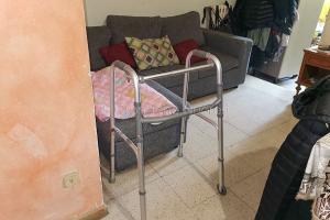 Il deambulatore in uno alla donna (foto S.Meloni)