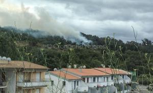 La collina di Monte Gurtei in fiamme
