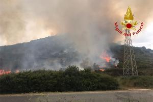 La Caletta. Incendio a Monte Longu