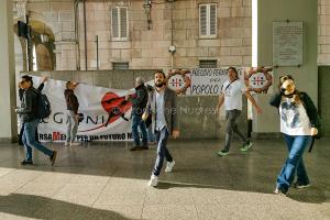 La croce anti speculazione energetica approda a Cagliari (foto S.Novellu)