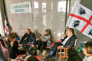 La croce anti speculazione energetica approda a Cagliari (foto S.Novellu)