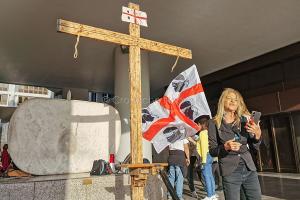 La croce anti speculazione energetica approda a Cagliari (foto S.Novellu)