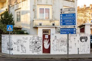 Murale in preparazione in via Santa Barbara (foto S.Novellu)