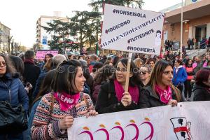 Nuoro. Manifestazione di rabbia contro l'uccisione di Romina Meloni (foto S.Novellu)